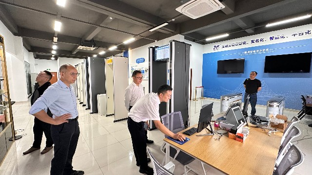 湖北崇陽(yáng)領(lǐng)導(dǎo)蒞臨昆山三迅考察指導(dǎo)，智能安檢科技守護(hù)校園純凈環(huán)境